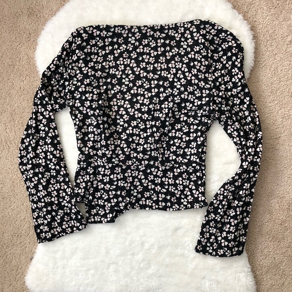 Abercrombie & Fitch | Floral Print Wrap Top w/Button Closure - Picture 6 of 10